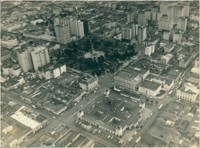 Vista aérea da cidade : [Mercado Público Municipal : Praça Coronel Pedro Osório] : Pelotas, RS