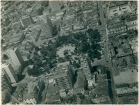 Vista aérea da cidade : [Praça Coronel Pedro Osório : Mercado Público Municipal] : Pelotas, RS