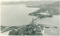 [Vista aérea da cidade] : Baía Norte : Ponte Hercílio Luz : Baía Sul : Florianópolis, SC