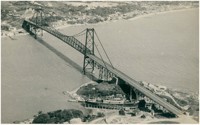 [Vista aérea da cidade] : Baía Sul : Ponte Hercílio Luz : Baía Norte : Florianópolis, SC