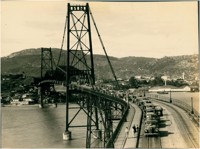 Ponte Hercílio Luz : [vista panorâmica da cidade] : Florianópolis, SC