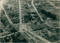 Vista aérea da cidade : [Praça Governador Irineu Bornhausen : Rua Hercílio Luz : Igreja Matriz do Santíssimo Sacramento] : Itajaí, SC