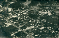Vista aérea da cidade : [Colégio Cônsul Carlos Renaux : Igreja Bom Pastor : Paróquia de São Luís Gonzaga] : Brusque, SC