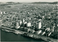 [Vista aérea da cidade] : Porto de Santos : Santos, SP