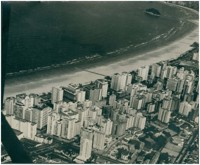 [Vista aérea da cidade] : Praia do Gonzaga : Praia do Boqueirão : [Ilha de Urubuqueçaba] : Santos, SP