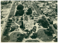 [Praça Barão de Araras : Igreja Matriz de Nossa Senhora do Patrocínio : vista aérea da cidade] : Araras, SP