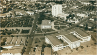 [Vista aérea da cidade : Praça Getúlio Vargas : Edifício Residencial dos Bancários] : Araçatuba (SP)