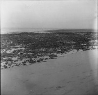 Praia de N. Almeida, na qual se vê grande quantidade de blocos de concreções lateríticas (ES)