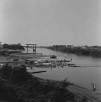 O rio Cuiabá, junto à capital homônima, visto da margem esquerda para jusante : notar a grande quantidade de lavadeiras e outra ponte em construção : Cuiabá (MT)