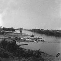 O rio Cuiabá, junto à capital homônima, visto da margem esquerda para jusante : notar a grande quantidade de lavadeiras e outra ponte em construção : Cuiabá (MT)
