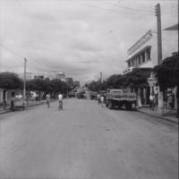 Aspecto do comércio na rua principal da cidade de Paranavaí : rua Getúlio Vargas alsfaltada (PR)
