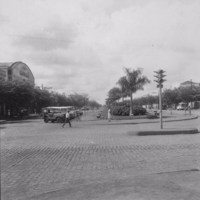 Aspecto de uma avenida central (Av. Presidente Vargas), vendo-se os estabelecimentos bancários : Município de Maringá (PR)