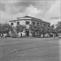 [Aspecto da Avenida Presidente Vargas vendo-se estabelecimentos bancários, no município de Maringá (PR)]