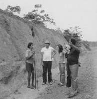 Índio Yanomane conversando com técnicos do IBGE perto da Reserva Indígena  (RR)