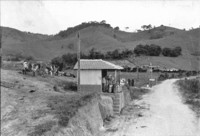 Telheiro com vasilhames de leite na fazenda Rio Claro. O leite é enviado para a Vigor : Município de Paraitinga (SP)