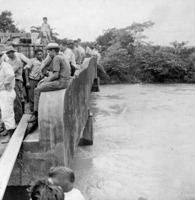 Ângulo da ponte destruída pela enchente do Rio Guareí : Município de Angatuba (SP)