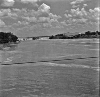 Rio Tietê, ao fundo o salto de Itapura (SP)