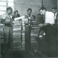 Censo de 1960 : pesagem do material do censo para ser vendido e em seguida triturado