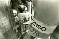 Censo de 1970 : recenseador em trabalho de campo no bairro da Rocinha
