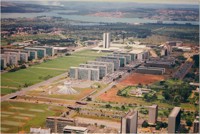 [Vista aérea da cidade : Catedral Metropolitana Nossa Senhora Aparecida : Esplanada dos Ministérios : Palácio do Congresso Nacional] : Brasília, DF