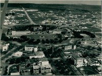 Vista aérea da cidade : Praça [Doutor Pedro Ludovico Teixeira] : Palácio das Esmeraldas : Goiânia, GO
