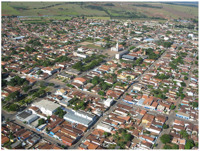 [Vista aérea da cidade : Praça Balduíno Caldas : Igreja de São Sebastião] : Itaberaí, GO