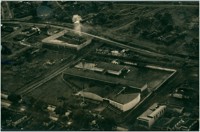 [Vista aérea da cidade] : Colégio Estadual Campograndense : Indústrias Químicas Brasília SA : Campo Grande, MS