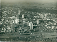 Vista aérea da cidade : [Estação Rodoviária Municipal : Praça Raposo Tavares : Catedral Metropolitana Basílica Menor Nossa Senhora da Glória : Parque do Ingá] : Maringá, PR
