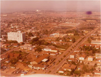 Vista [aérea] da cidade : [Avenida Prefeito Moacir Júlio Silvestre : Paróquia Santa Terezinha : Cemitério Santa Terezinha] : Guarapuava (PR)
