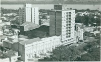 [Vista aérea da cidade] : Palácio Rio Branco : Edifício Rio Branco : Clube Comercial : Uruguaiana, RS