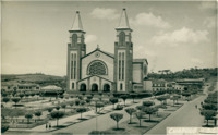 [Praça Coronel Bertaso : Avenida Getúlio Dorneles Vargas] : Catedral Santo Antônio : Chapecó, SC