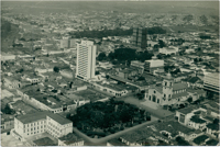 [Vista aérea da cidade : Praça Doutor Luciano Esteves : Igreja Matriz de Nossa Senhora das Dores] : Limeira (SP)