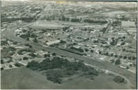 [Vista aérea da cidade] : Faculdades Integradas Maria Imaculada : Cerâmica Mogi Guaçu S. A. : Mogi Guaçu, SP