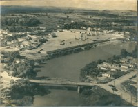Rio Mogi Guaçu : Ponte de Ferro : vista [aérea da cidade] : Cerâmica Mogi Guaçu S. A. : Mogi Guaçu, SP