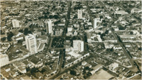 [Vista aérea da cidade : Praça Rui Barbosa : Edifício Jangada : Igreja Matriz de Nossa Senhora da Aparecida : Igreja Metodista] : Araçatuba (SP)