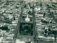 Vista [aérea] da cidade : [Praça Coronel Luiz Alves : Paróquia Santa Bárbara] : Santa Bárbara d'Oeste (SP)