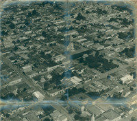 [Vista aérea da cidade : Praça Coronel Luiz Alves : Paróquia Santa Bárbara] : Santa Bárbara d'Oeste (SP)