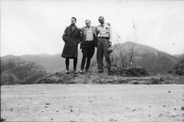 Grupo de excursionistas na serra do Canaã, entre Colatina e Sta. Teresa (ES) - 1952