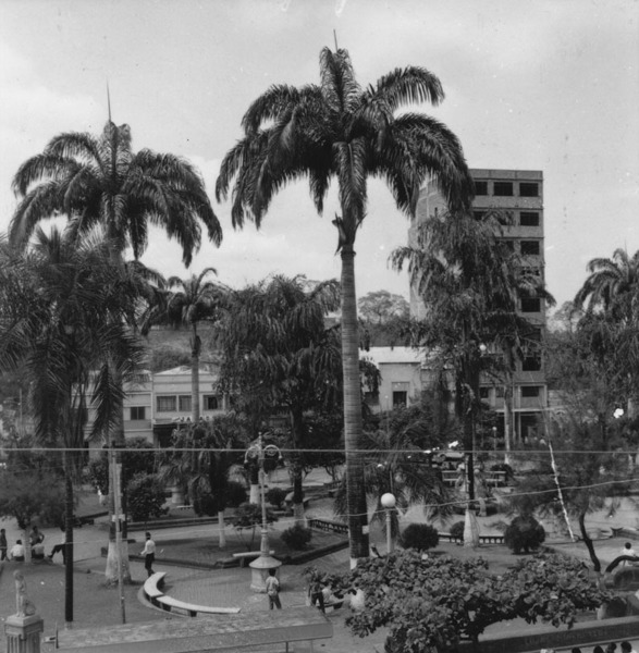 Praça da República vista da janela da Catedral Metropolitana em demolição : Cuiabá (MT) - 1968