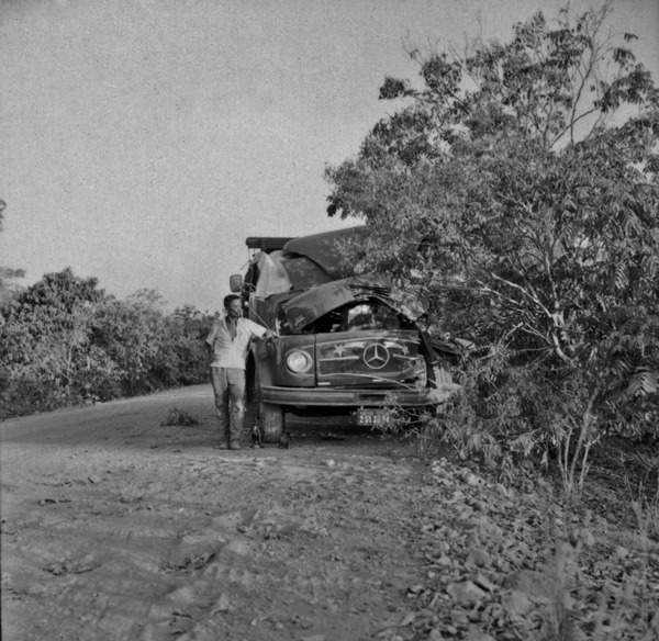 Caminhão danificado em abalroamento entre o alto Juruena e Vilhena : vegetação de cerradão (MT) - 1968