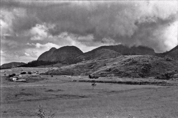 Aspecto do relevo em Morro do Coco : Município de Campos (RJ) - 1958