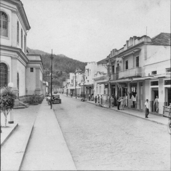 Construções antigas, grandes sobrados. As ruas mais importantes são calçadas com paralelepípedos : Município de Cantagalo (RJ) - 1957