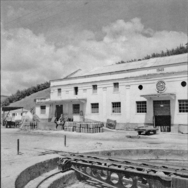 Cooperativa Agro-pecuária de Macuco Ltda (1949) O leite é transportado por caminhões em latões : Município de Macuco (RJ) - 1957