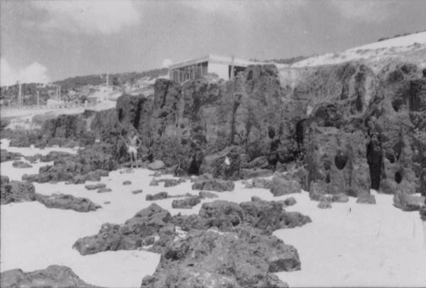 Blocos de laterito na Praia da Areia Preta em Natal (RN) - 1957