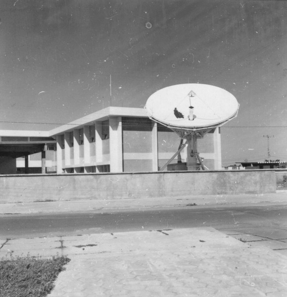 Torre de captação de micro-ondas junto ao prédio da TELAIMA em Boa Vista (RR) - 1978