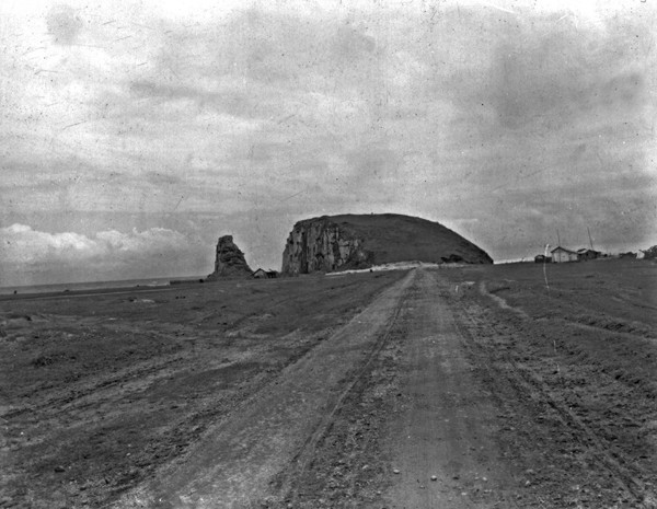 Derrames de basalto chamados torres, no município de igual nome (RS) - 1953