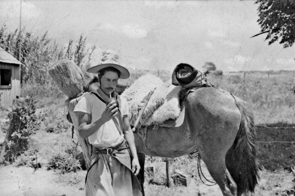 Gaúchos tomando chimarrão: encruzilhada de São Miguel das Missões (RS) - 1954
