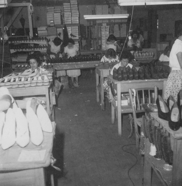 Interior da fábrica de sapatos Grande Gala : Nova Hamburgo (RS) - 1959