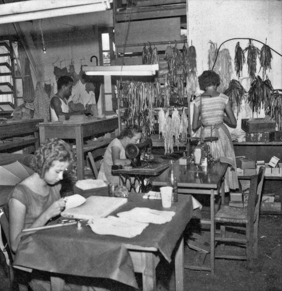 Interior da fábrica de sapatos Grande Gala : Nova Hamburgo (RS) - 1959