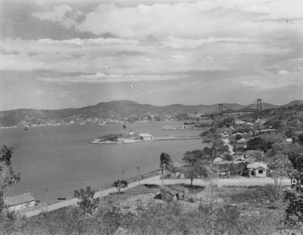 Cidade de Florianópolis : vendo-se a ponte Hercílio Luz (SC) - 1953